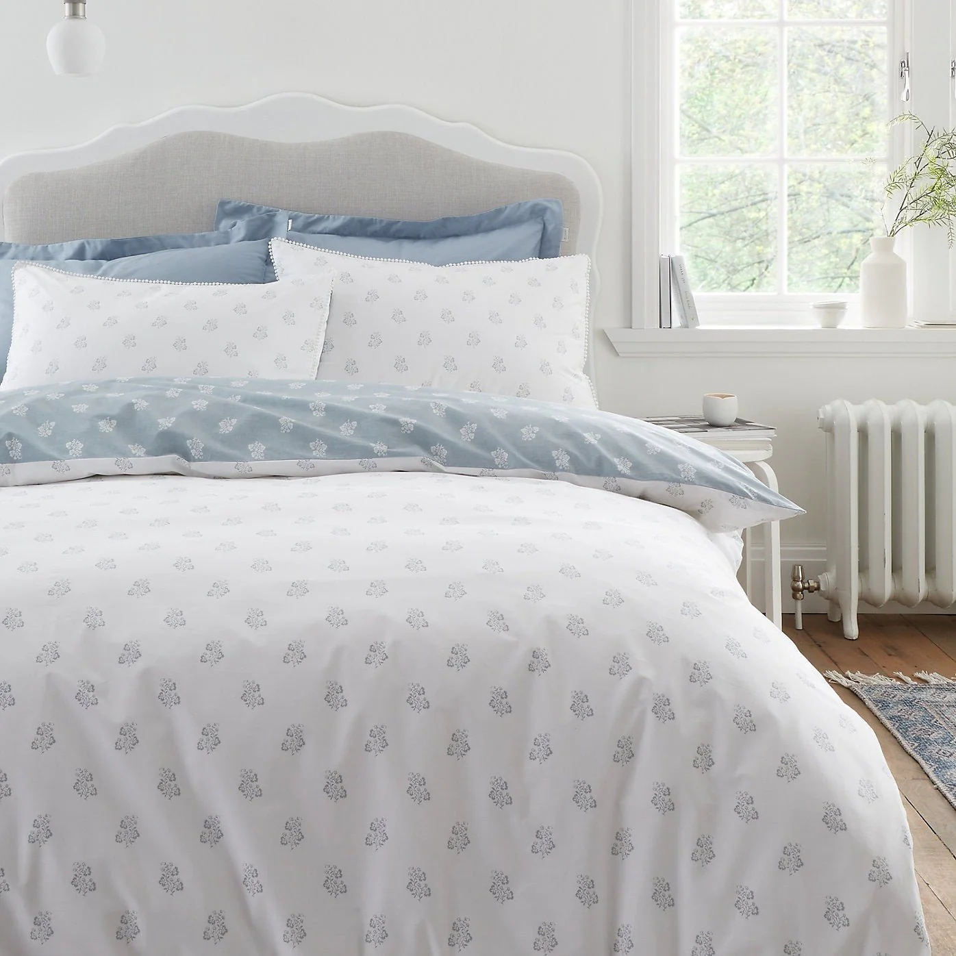 Bianca Esme Floral 200 Thread Count Cotton White/Blue Reversible Duvet Cover Set – Double