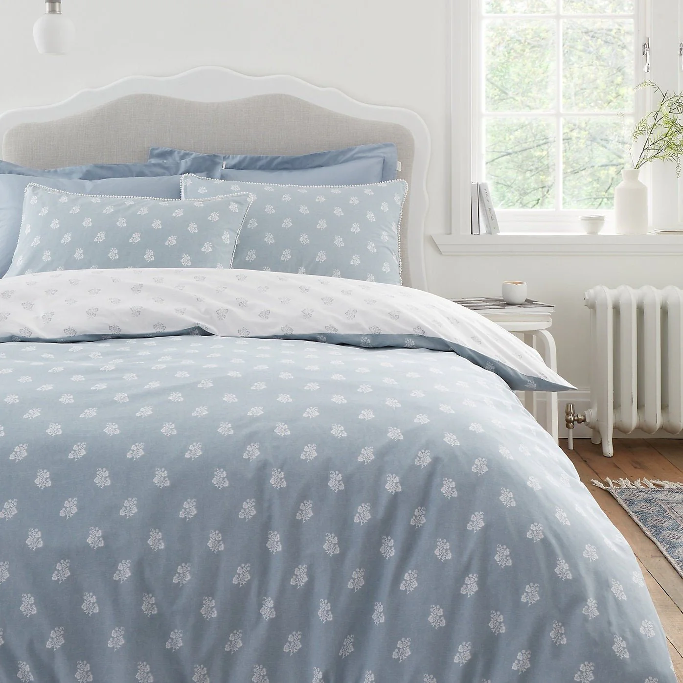 Bianca Esme Floral 200 Thread Count Cotton White/Blue Reversible Duvet Cover Set – Double - Image 2