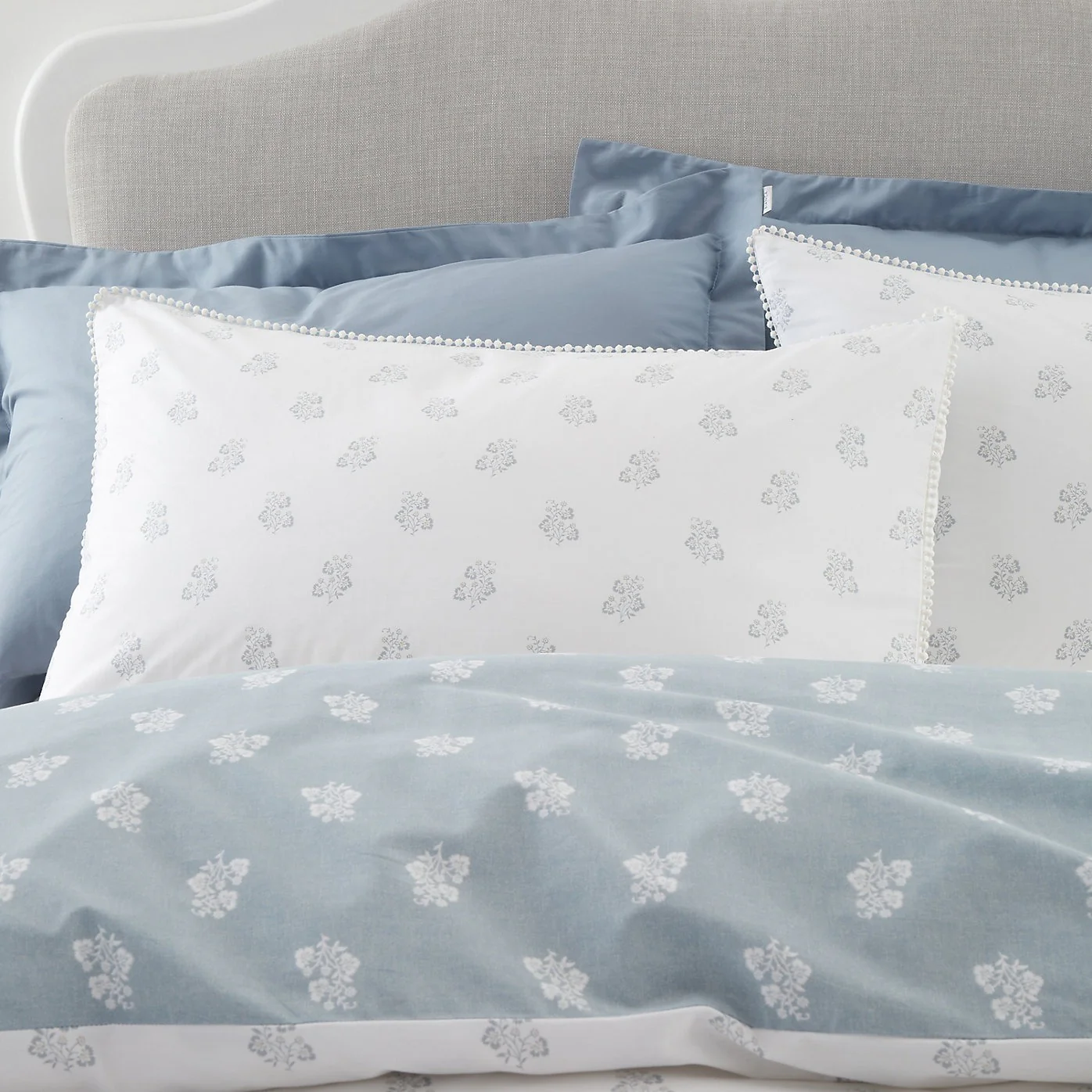 Bianca Esme Floral 200 Thread Count Cotton White/Blue Reversible Duvet Cover Set – Double - Image 3