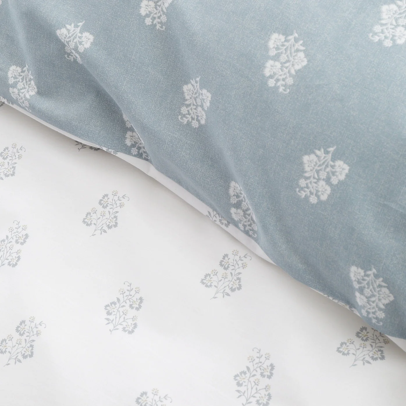 Bianca Esme Floral 200 Thread Count Cotton White/Blue Reversible Duvet Cover Set – King - Image 5