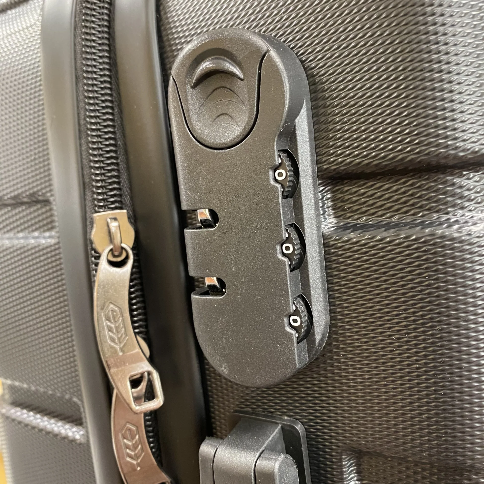 BordLite Cabin-sized Carry-on Suitcase Black - Image 2
