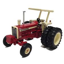 Britains 1:32 Case IH Farmall 1206 Early Paint Special - Image 2