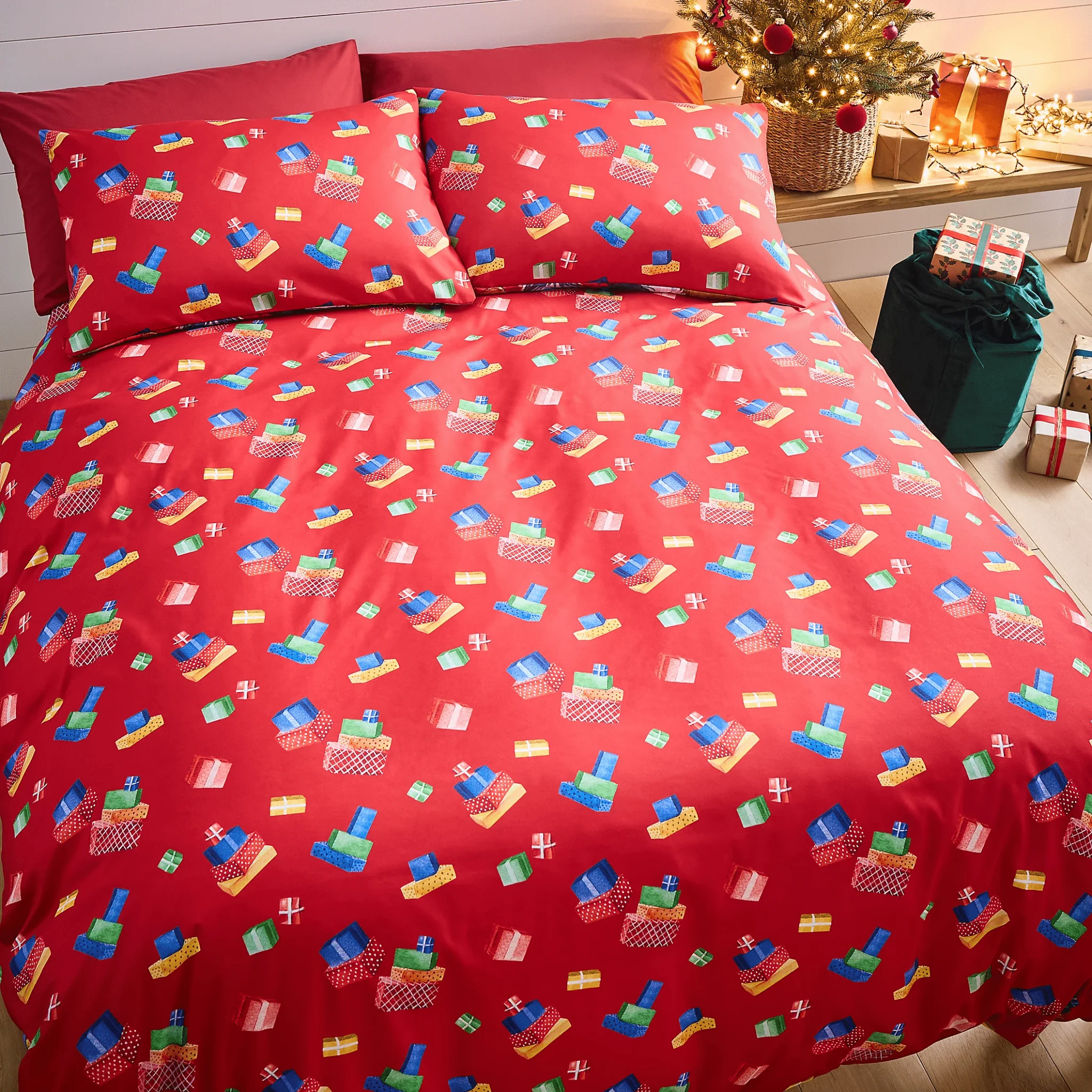 Catherine Lansfield Christmas Retro Santa Reversible Duvet Cover Set Double - Image 2