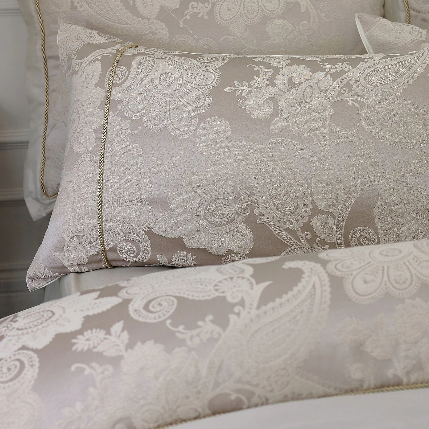 Catherine Lansfield Opulent Jacquard Duvet Set Champagne Gold - Double - Image 2