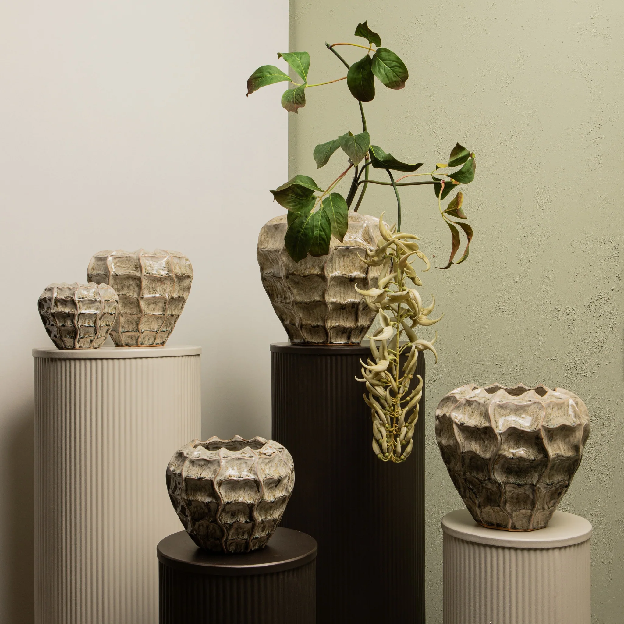 Cedric 20.5cm Cream Ceramic Round Wavy Pot - Image 2