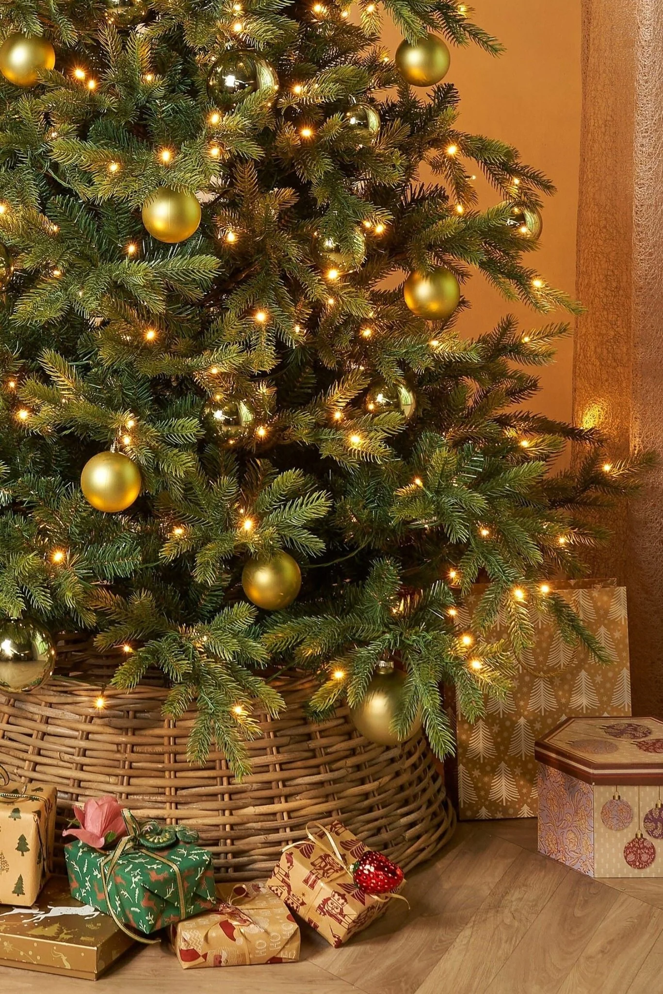 Grimshaw Artificial Christmas Tree with 2716 Tips and 440Leds with Timer & Dimmer 230cm (7.5ft) - Image 3