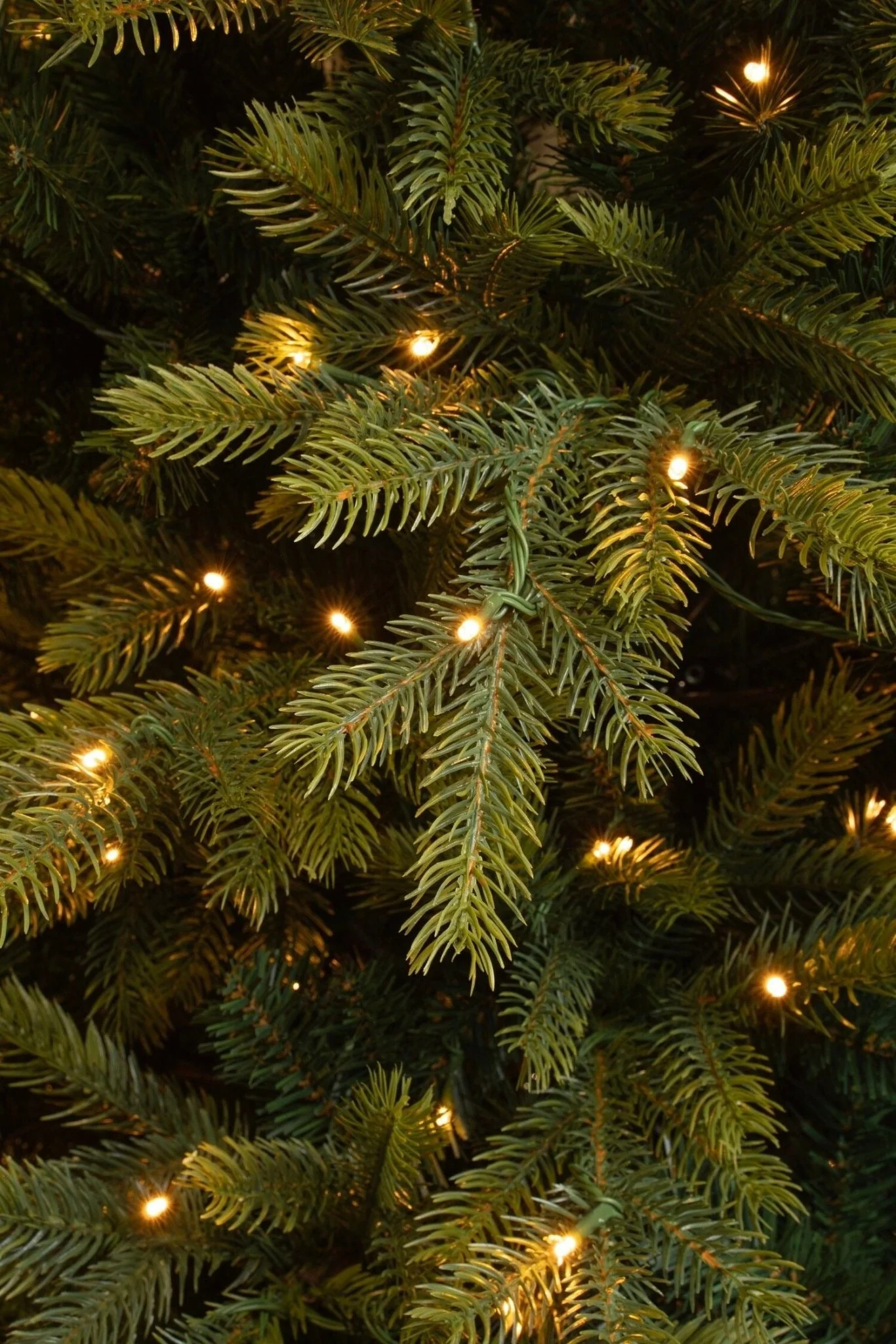 Grimshaw Artificial Christmas Tree with 2716 Tips and 440Leds with Timer & Dimmer 230cm (7.5ft) - Image 4