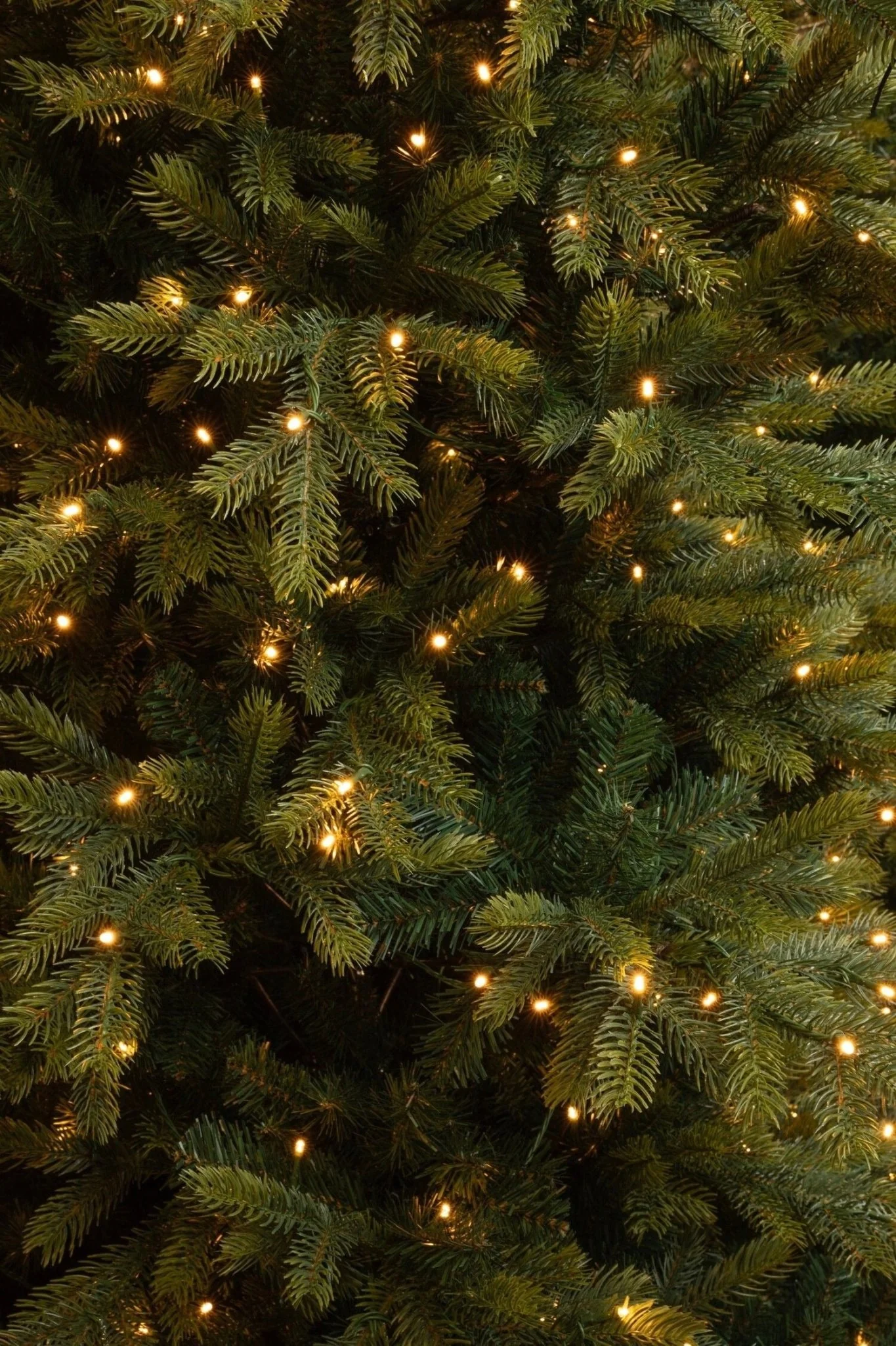Grimshaw Artificial Christmas Tree with 2716 Tips and 440Leds with Timer & Dimmer 230cm (7.5ft) - Image 5