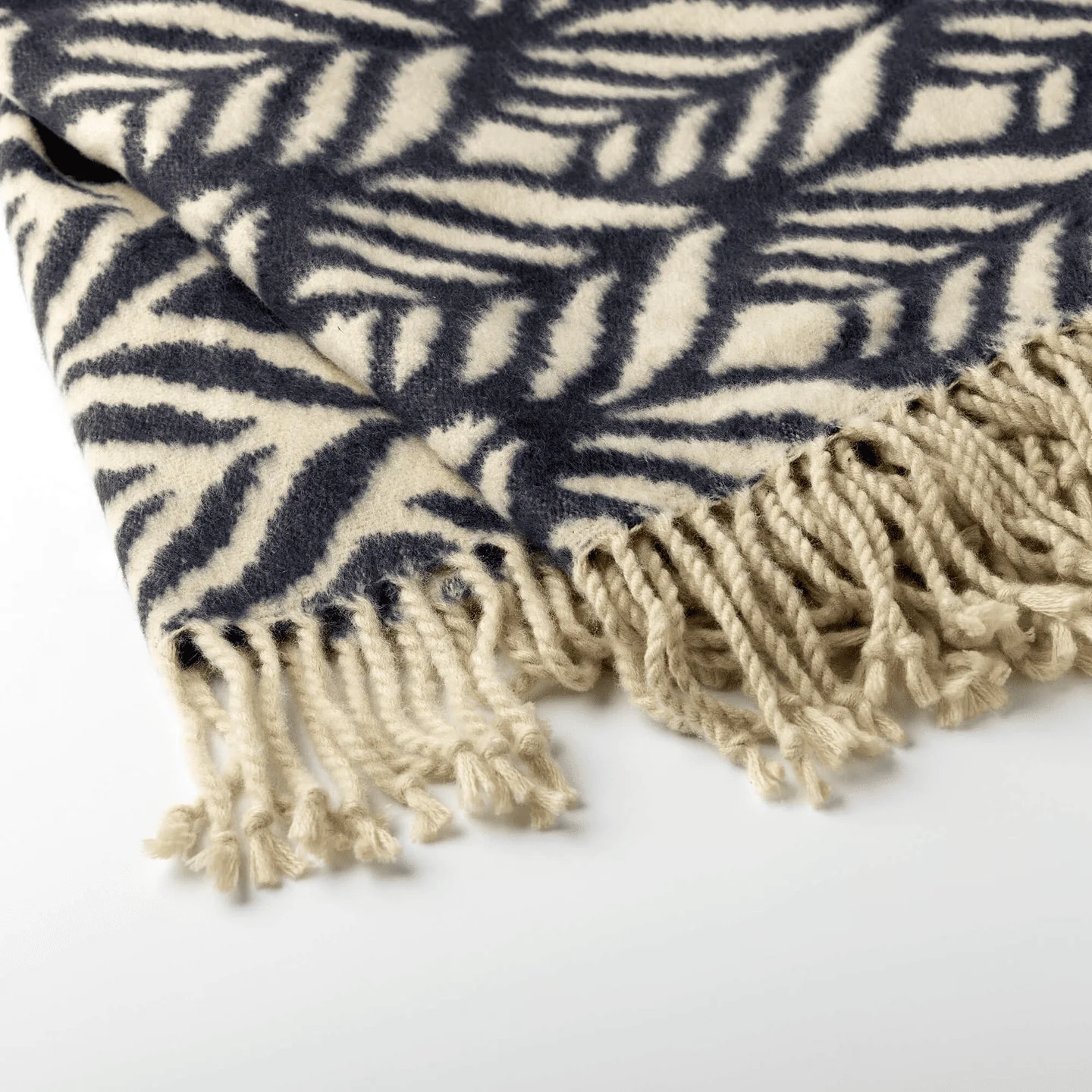 Hoii Alexandra Insignia Blue 150 x 200cm Luxury Throw - Image 2