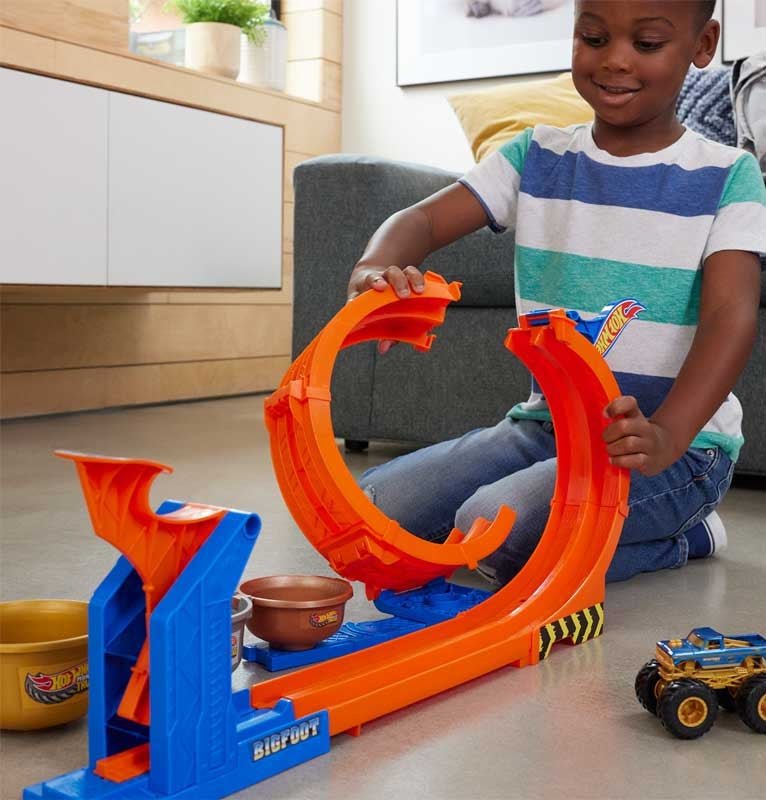 Hot Wheels Monster Trucks Loop & Flip Trophy Challenge -  Bigfoot 50Th - Image 2