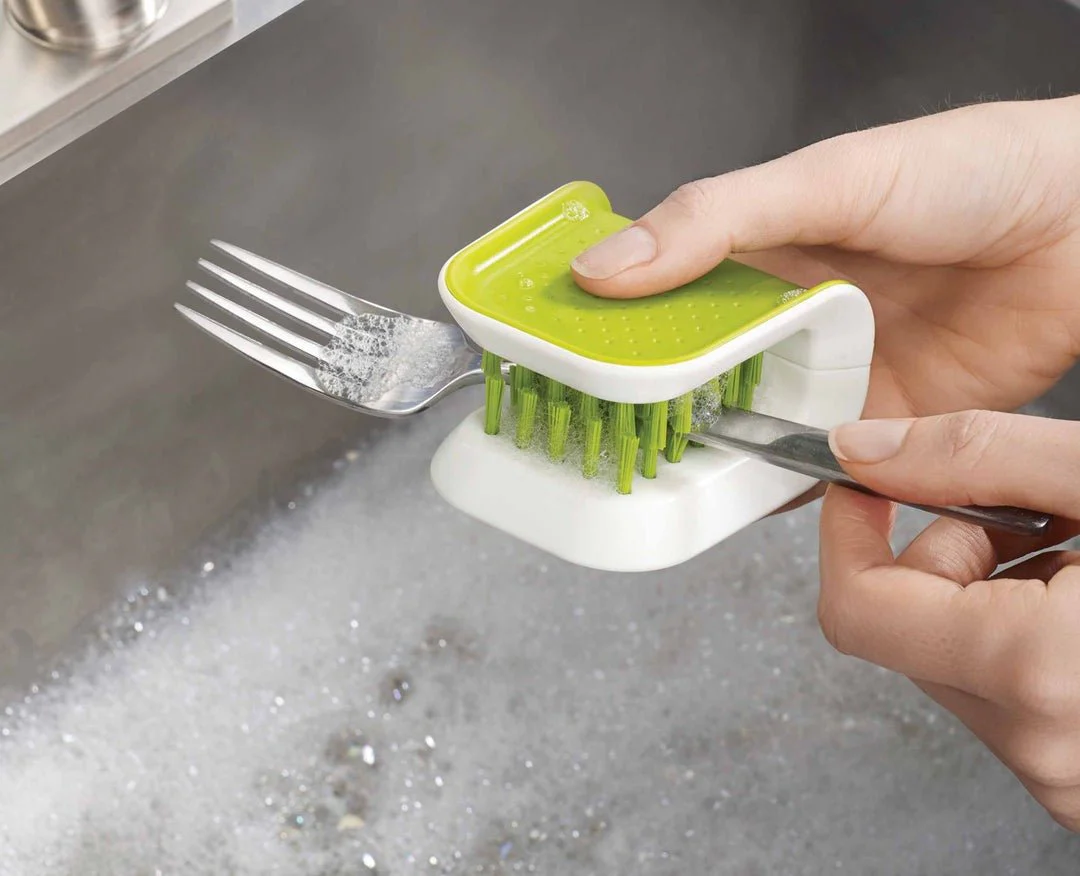 Joseph Joseph BladeBrush™ Green Knife & Cutlery Cleaning Brush - Image 3
