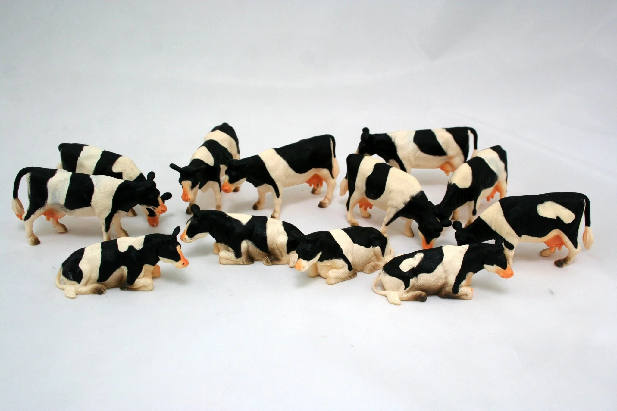 Kids Globe 1:32 Pack of 12 Lying/Standing Cows