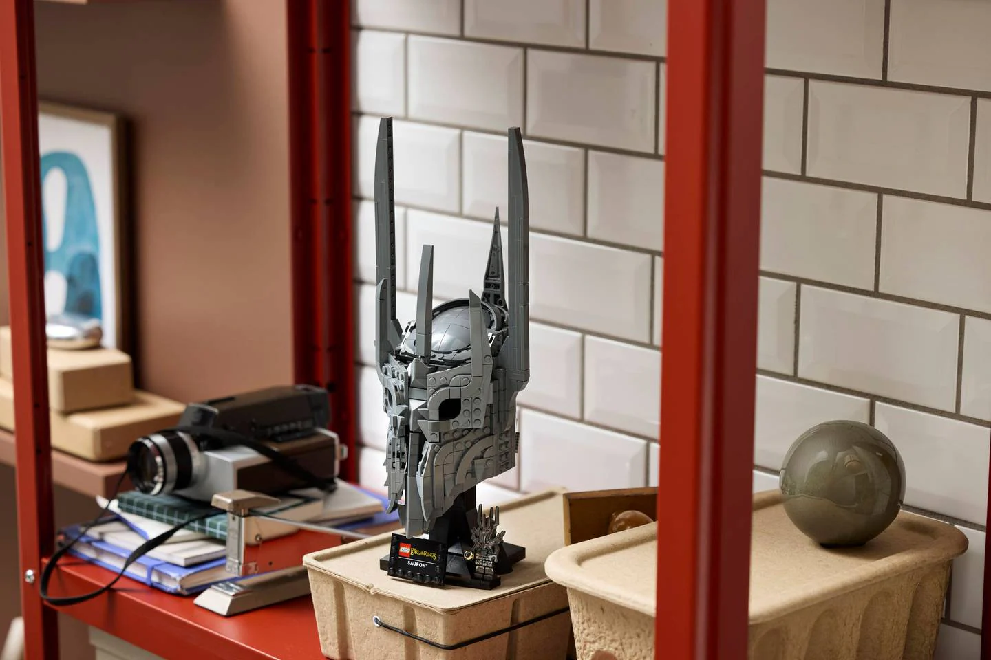 Lego 11373 Icons The Lord of the Rings: Sauron's Helmet - Image 3