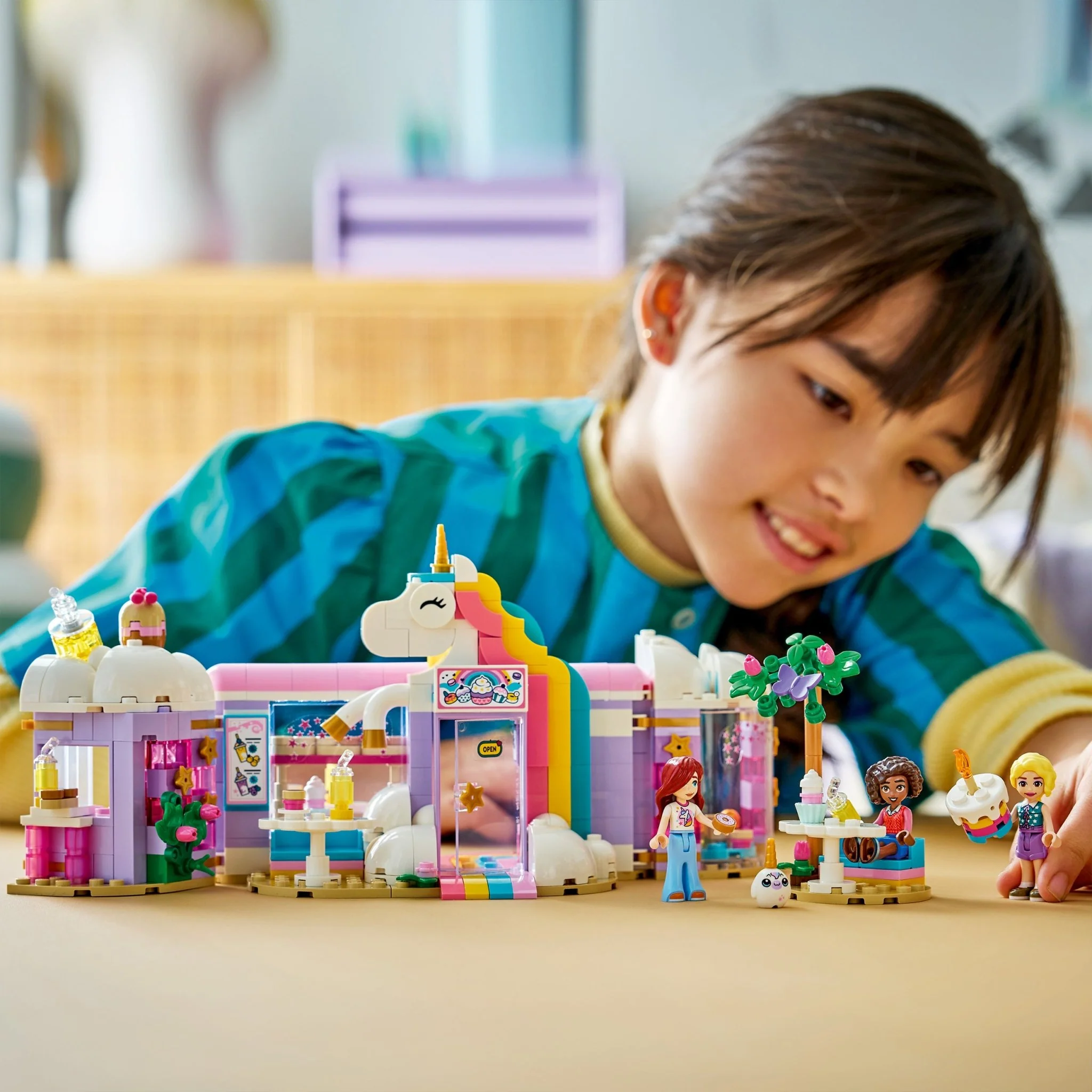 Lego 42684 Unicorn Dream Café - Image 3