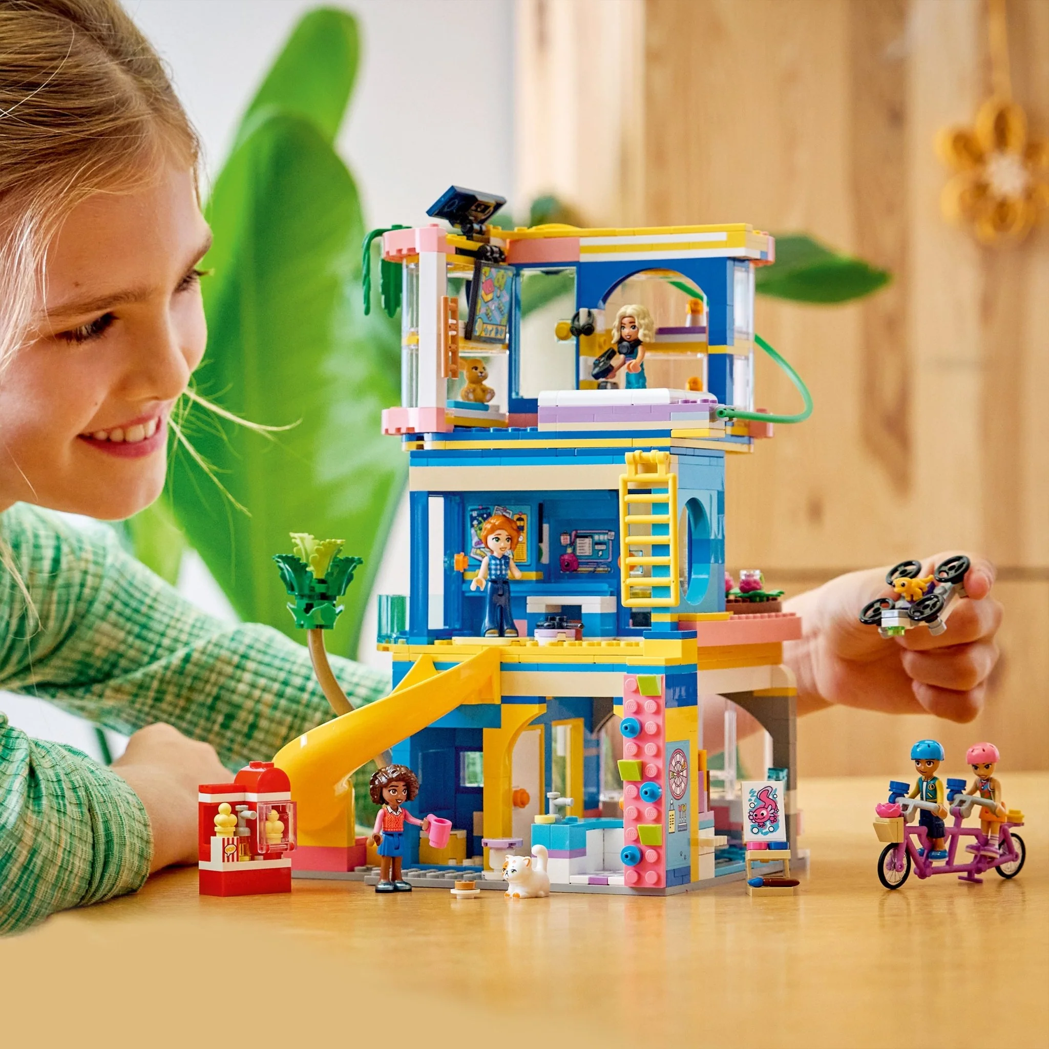 Lego 42689 Heartlake City Friends Club House - Image 4