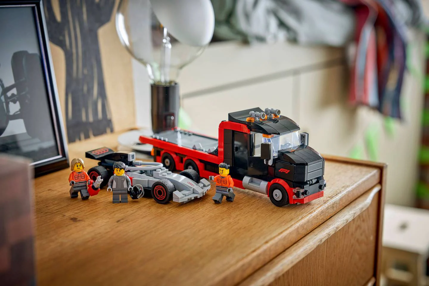 Lego 60493 City F1 Display Truck with Audi F1 Race Car - Image 7