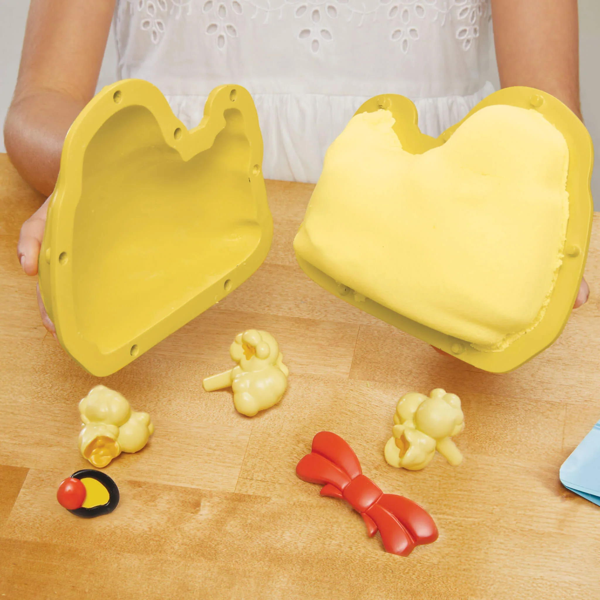 Little Tikes Creative Chefs Bluey Duck Cake - Image 3