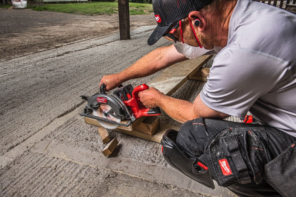 Milwaukee M18FCSRH662-0 Gen II Rear Handle Circular Saw Bare Body - Image 3