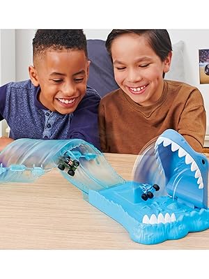 Monster Jam Mini Megalodon Race & Chomp Playset 1:87 scale - Image 2
