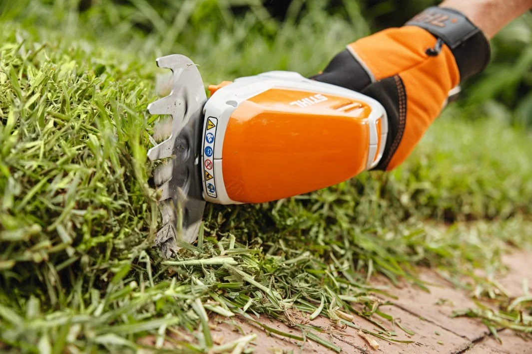 STIHL HSA 26 Cordless Shrub Shears Kit - Image 4